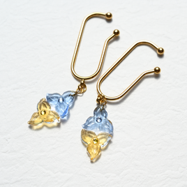 ２個セット｜ヴィンテージガラスの揺れる透明な花イヤーカフ［ペールブルー＆イエロー］