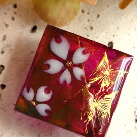 幻想的な蝶々と桜の帯留め