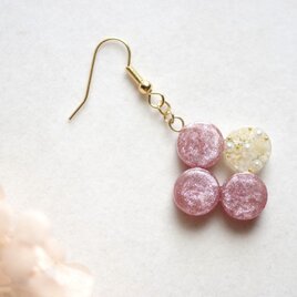 レジンアート　丸を連ねてピアス〈花に埋もれて〉