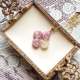 レジンアート　丸を連ねてペンダント〈花に埋もれて〉