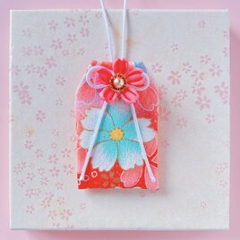 花盛りのお守り袋｜着物生地・つまみ細工｜小物入れ・贈り物に