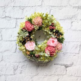 【ギフトに】ふんわりピンクの薔薇とアジサイのガーデンリース（プリザーブドフラワー）[p20261015]