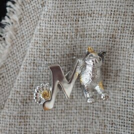 【2way】猫とデイジーのイニシャルMブローチペンダントトップ