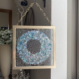 淡ブルーのシェルリース　ゴールドフレーム　ガラスチェーン付　シェルアート｜coastal decor