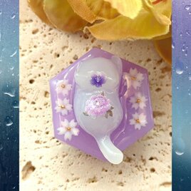 お花柄モチーフの猫ちゃんの帯留め