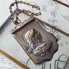 アンティーク　ジャンヌダルクの真鍮製メモ（古紙あり）／チェーン付き