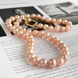 マンダリンオレンジ色の天然色 ちょっといびつなポテト型バロックパールのチョーカー