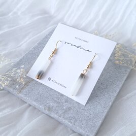 ★c　"さりげなく個性を…"　春　夏　大ぶり　白　ホワイト　大人ピアス／イヤリング