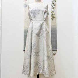 静かに優雅さを纏う白大島紬プリンセスラインワンピース　花時の雨