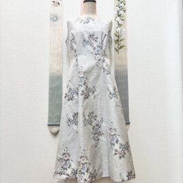 静かに優雅さを纏う証紙付きの白大島紬プリンセスラインワンピース　花柳衣