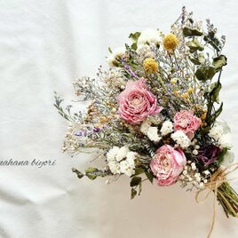 ラナンキュラスとスターチスのスワッグ