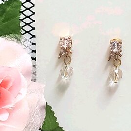 【揺れるカット水晶×きらめきストーンの上品プチピアス】サージカルステンレス＊天然石ピアス＊小ぶり＊華奢＊オフィスOk