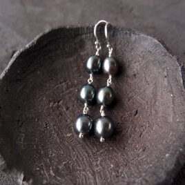 【SV】Three Dots Earrings／3粒パールピアス（Black）