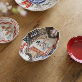 情景を移す色絵変形皿