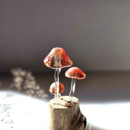 ガラスのキノコ　置物　オブジェ　コガサダケ3本 赤