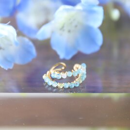 【季節のお花と天然石のイヤカフ：ネモフィラ】ブルーアパタイト・クォーツ・ペリドット二連イヤーカフ（片耳用）#1301