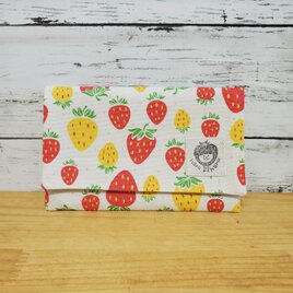 ぴったりが嬉しい！スリム通帳ケース いちご柄