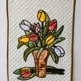 パッチワークキルト　タペストリー　【チューリップ】花　壁掛け　ステンドグラス