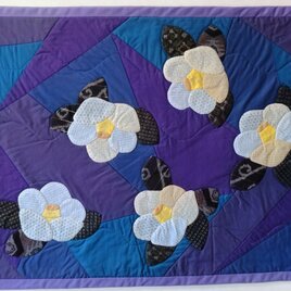 パッチワーク　アップリケ　キルト　タぺストリー　【白椿】　壁掛け