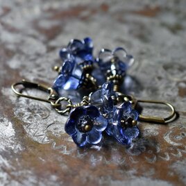 ダークブルー３つのお花japanヴィンテージビーズのピアス
