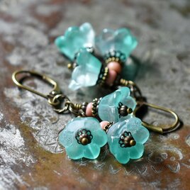 ミントグリーン３つのお花japanヴィンテージビーズとピンクマサイのピアス