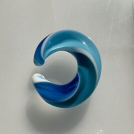 煌めく青い海　ガラスイヤーカフ