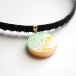 【受注製作】レジンアート　ラウンドモチーフとタティングレースとベルベットリボンのチョーカー〈月と夕映え①〉25㎜