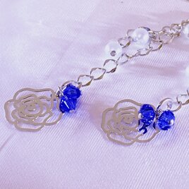 スワロフスキービーズと透かしローズのコラボレーションピアス♡