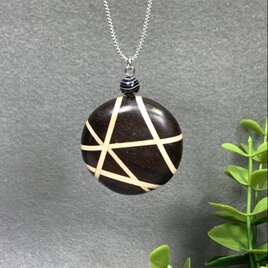 白いラインのブラックペンダント（ディスクタイプ）　No.1048