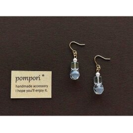 グレー・ジーボアのピアス