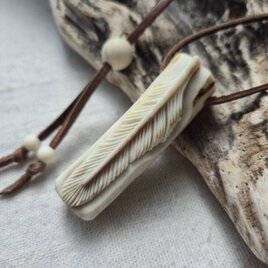 蝦夷鹿の角笛ペンダント 羽刻