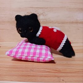 羊毛フェルト　チェックピンクのクッションにまったり黒猫ちゃん