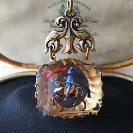 ヴィンテージ　赤くなびく旗/甲冑/馬のインタリオ　ネックレス