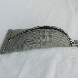 グレイのリザードのペンケース。