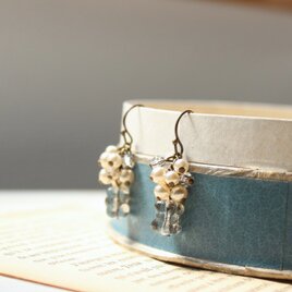 ヴィンテージ　小さな実りのピアス（イヤリング）　古いチェコのビーズとガラスパール