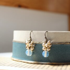 ヴィンテージ　小さな実りのピアス（イヤリング）　優しい乳白色のビーズとガラスパール