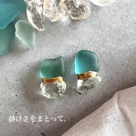 金継ぎピアス｜シーグラスと水晶の一点物｜静けさをまとうブルー