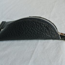 黒のペンケース。