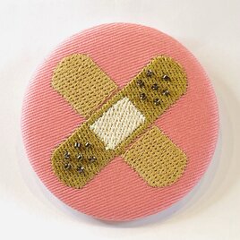 刺繍ブローチ　バンソーコー