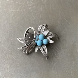 Vintage 70s-80s filigrana flower light blue stone brooch