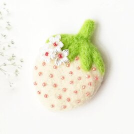 ころんと可愛い＊白い苺と白いお花の羊毛フェルトブローチ（受注製作）