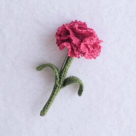 母の日に　かぎ針で編んだブローチ　ほっこりコサージュ　カーネーション　刺繍糸　赤紫ピンク　ラズベリーピンク