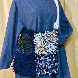 一点物 フリンジショルダーバッグ｜KNOTS｜モノトーン系｜主役デザイン・古着リメイク