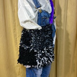 一点物 フリンジショルダーバッグ｜KNOTS｜モノトーン系｜主役デザイン・古着リメイク
