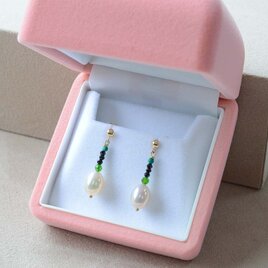 真珠と３種の天然石が揺れるピアス