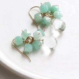 エメラルド × 水晶 ピアス／イヤリング｜5月誕生石・揺れる・14Kgf・金属アレルギー対応