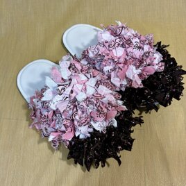 【自然な風合い】フラワーデザインスリッパ - 色とりどりの布で作る、オリジナルの一足　ピンクブラウン　サイズM