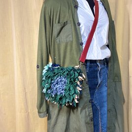 鮮やかな色彩が引き立つショルダーバッグ