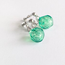 吹きガラスのイヤリング（ピアス）緑　pia-203
