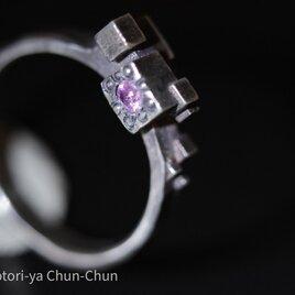 【自分だけで密かに石を愛でられるリング】蛍光ノーヒートピンクサファイア・キューブリング【花見匣】
